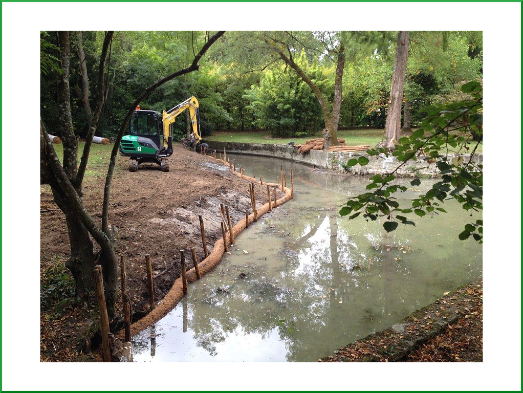 Chantier en cours pour la restauration d'une berge