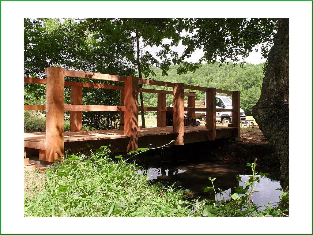Construction d'une passerelle au-dessus d'un cours d'eau