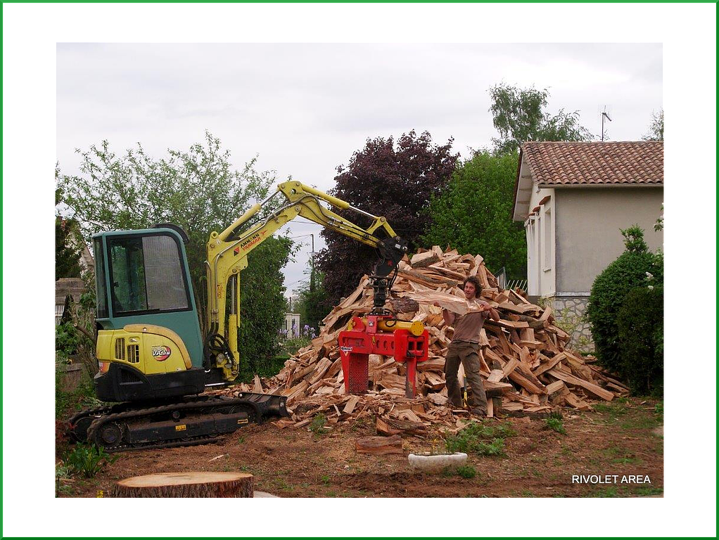 Fendeuse de bois avec un tas de bois
