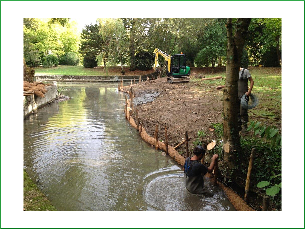 Restauration d'une berge avec un ouvrier dans l'eau