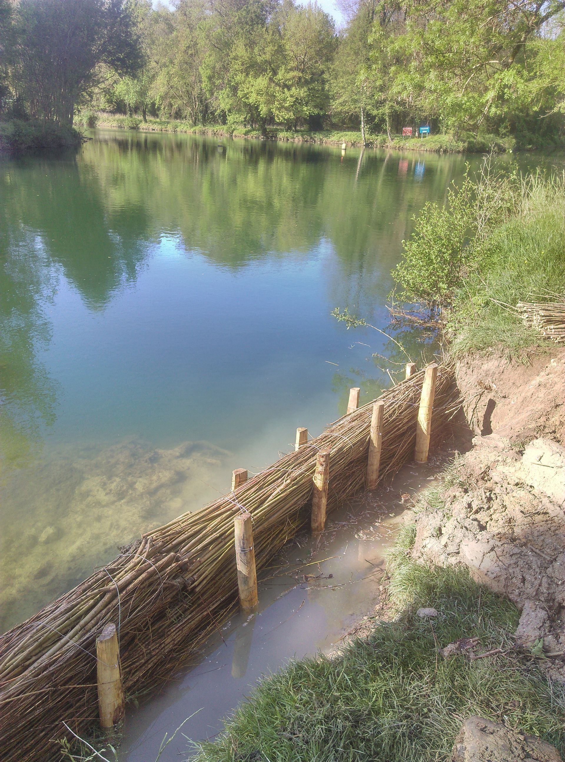 Clôture en bois le long d'une berge