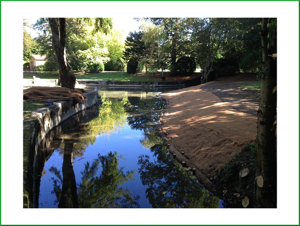 Cours d'eau avec berge en sable et contour en pierre
