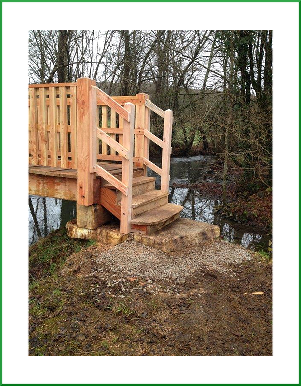 Passerelle construite en bois avec un escalier