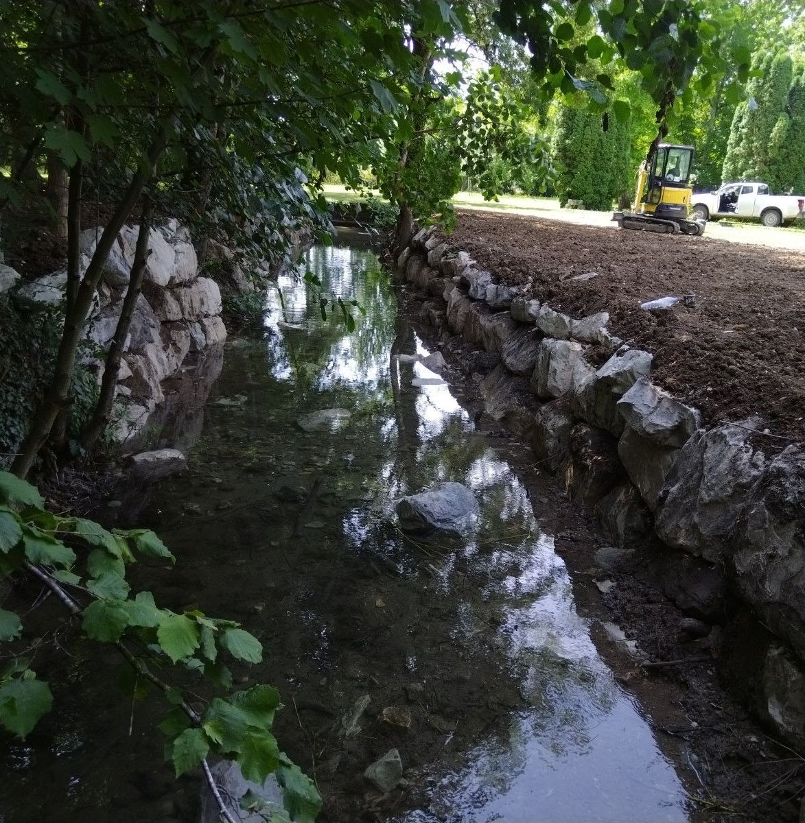 Berge maintenue par un enrochement dans un parc