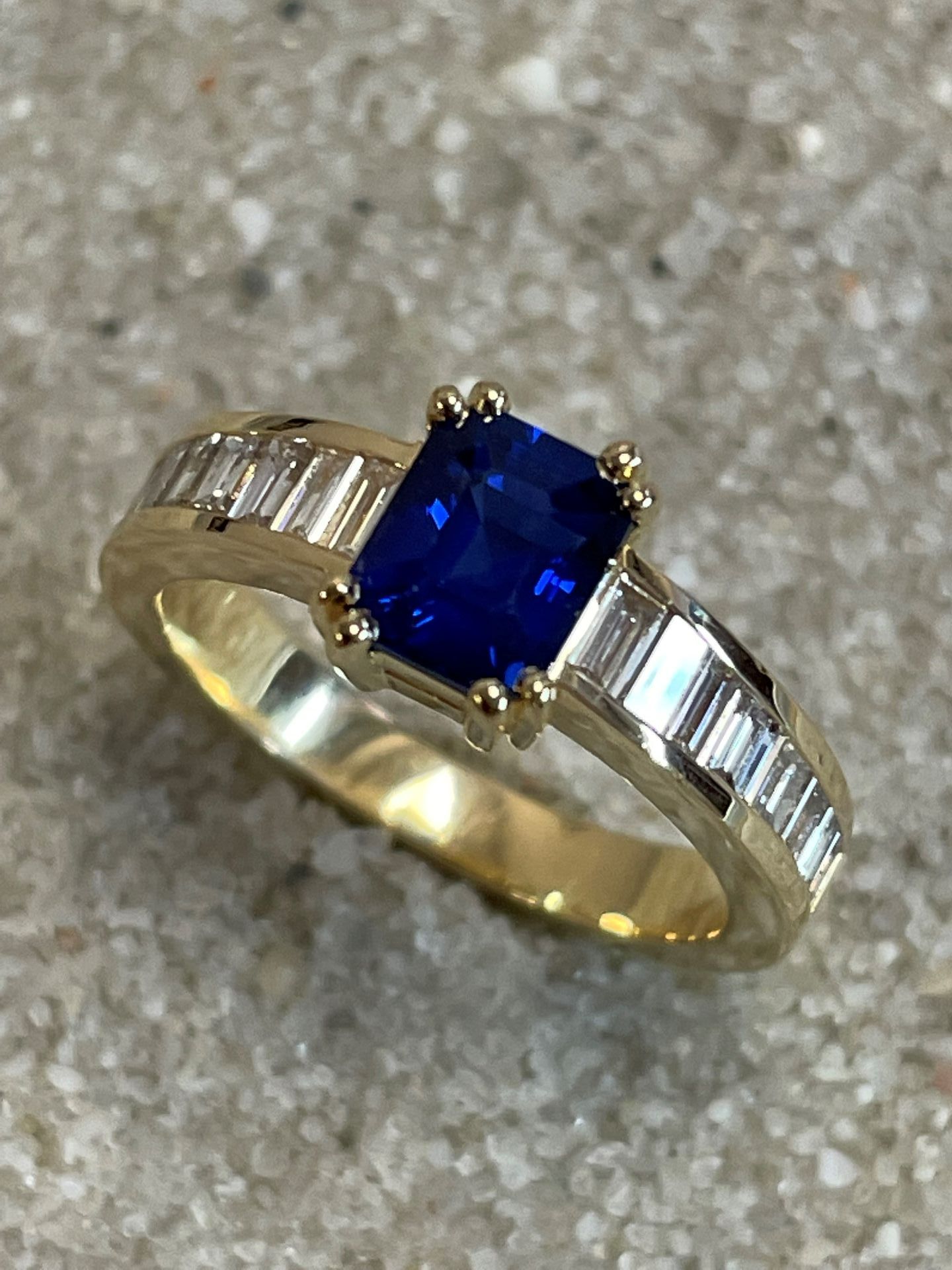 Bague ornée d'un saphir