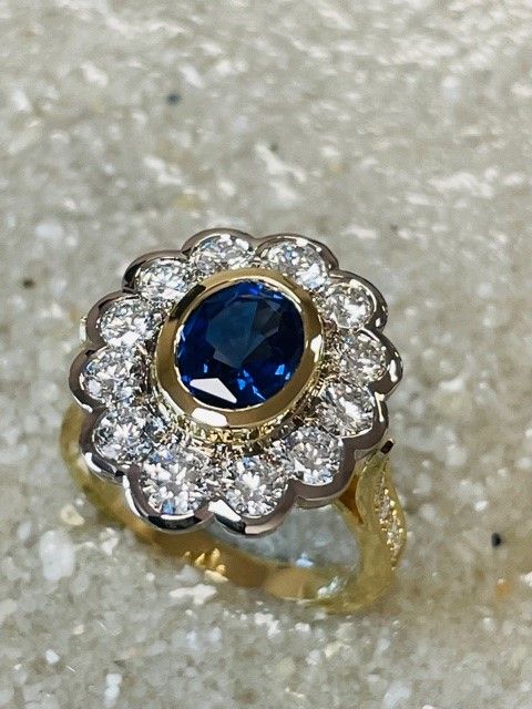 Bague ornée d'un saphir et de diamants