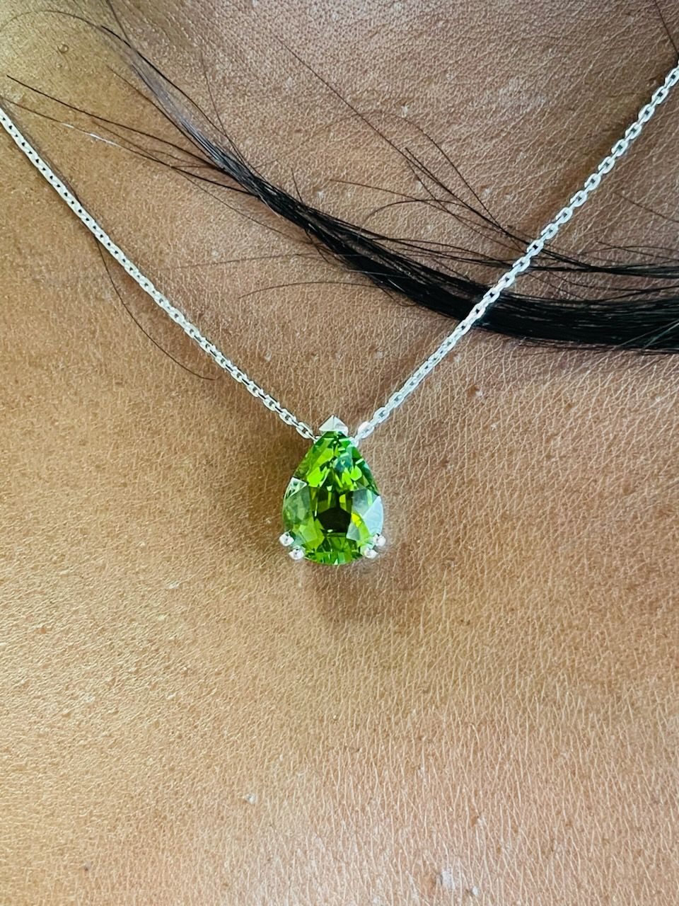 Collier or blanc avec Emeraude