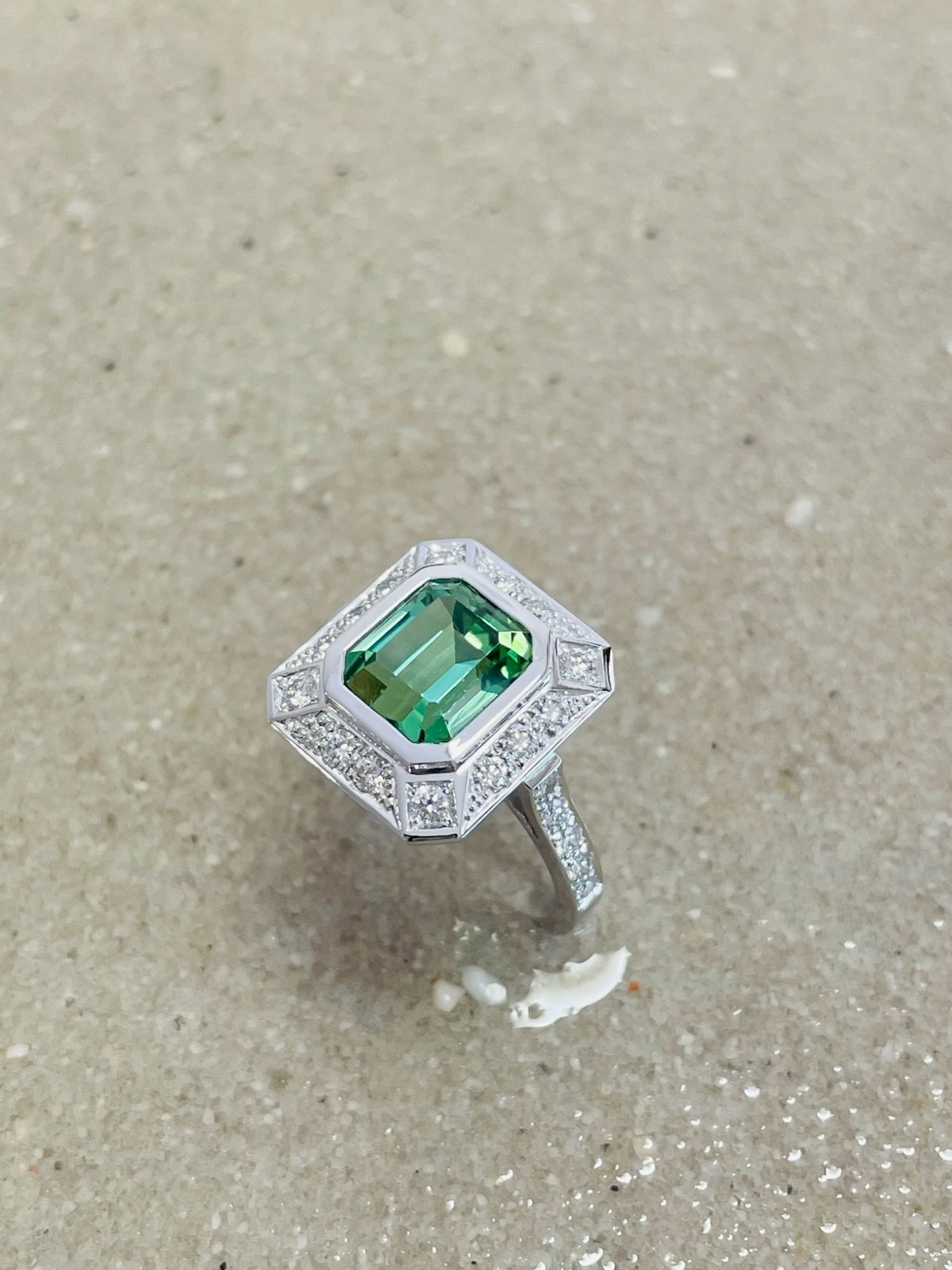 Bague or blanc avec Emeraude