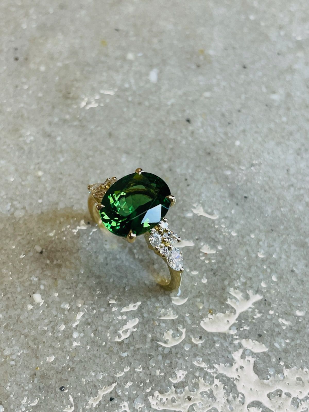 Bague or jaune avec Emeraude