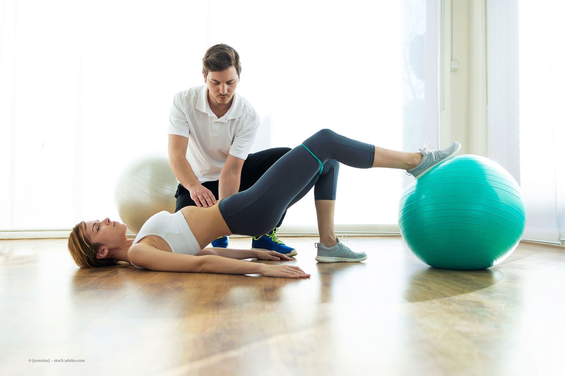 Person erhält Physiotherapie an der Schulter; drinnen, Sonnenlicht.