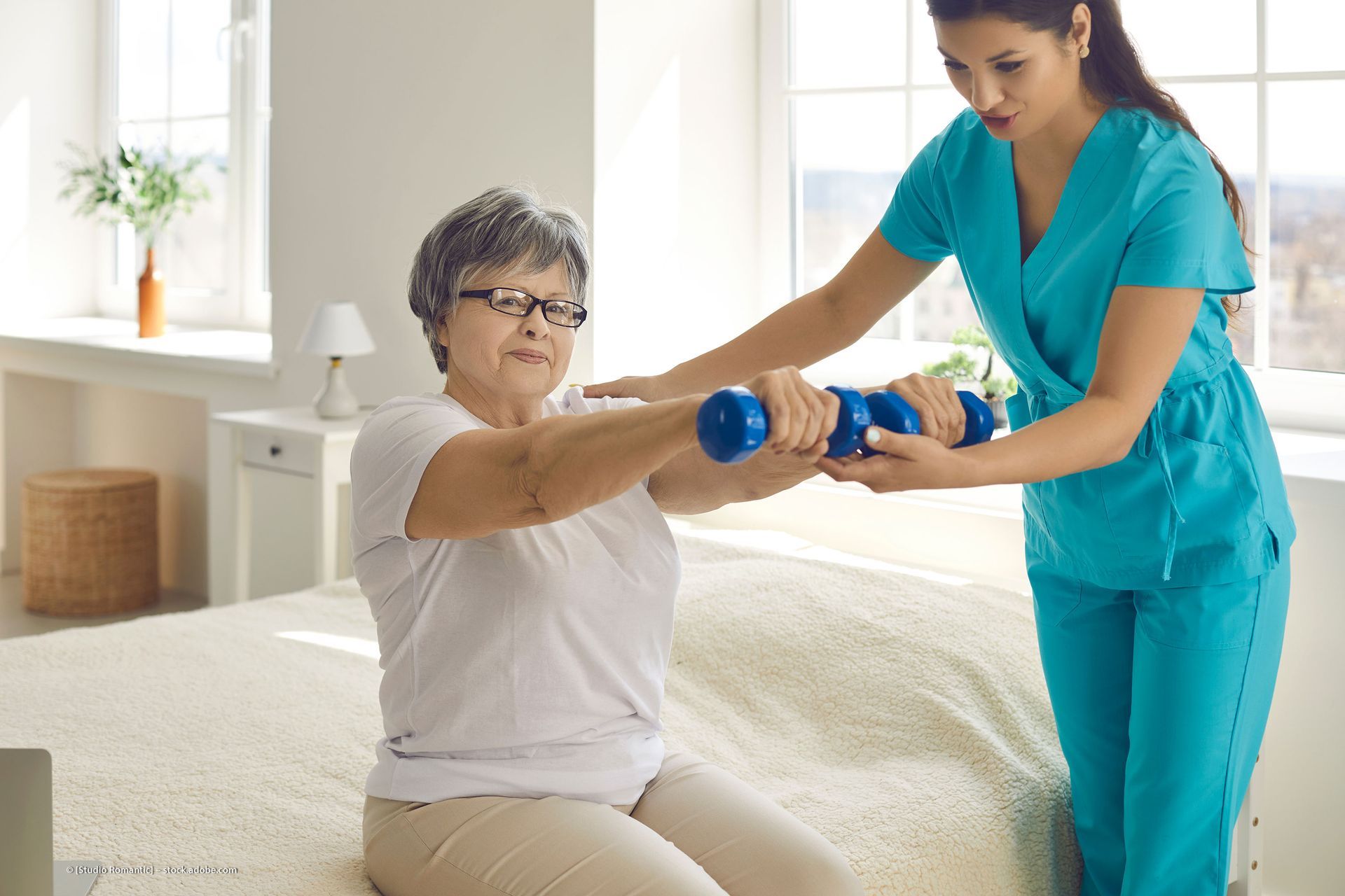 Ein Physiotherapeut untersucht den Rücken eines älteren Erwachsenen.