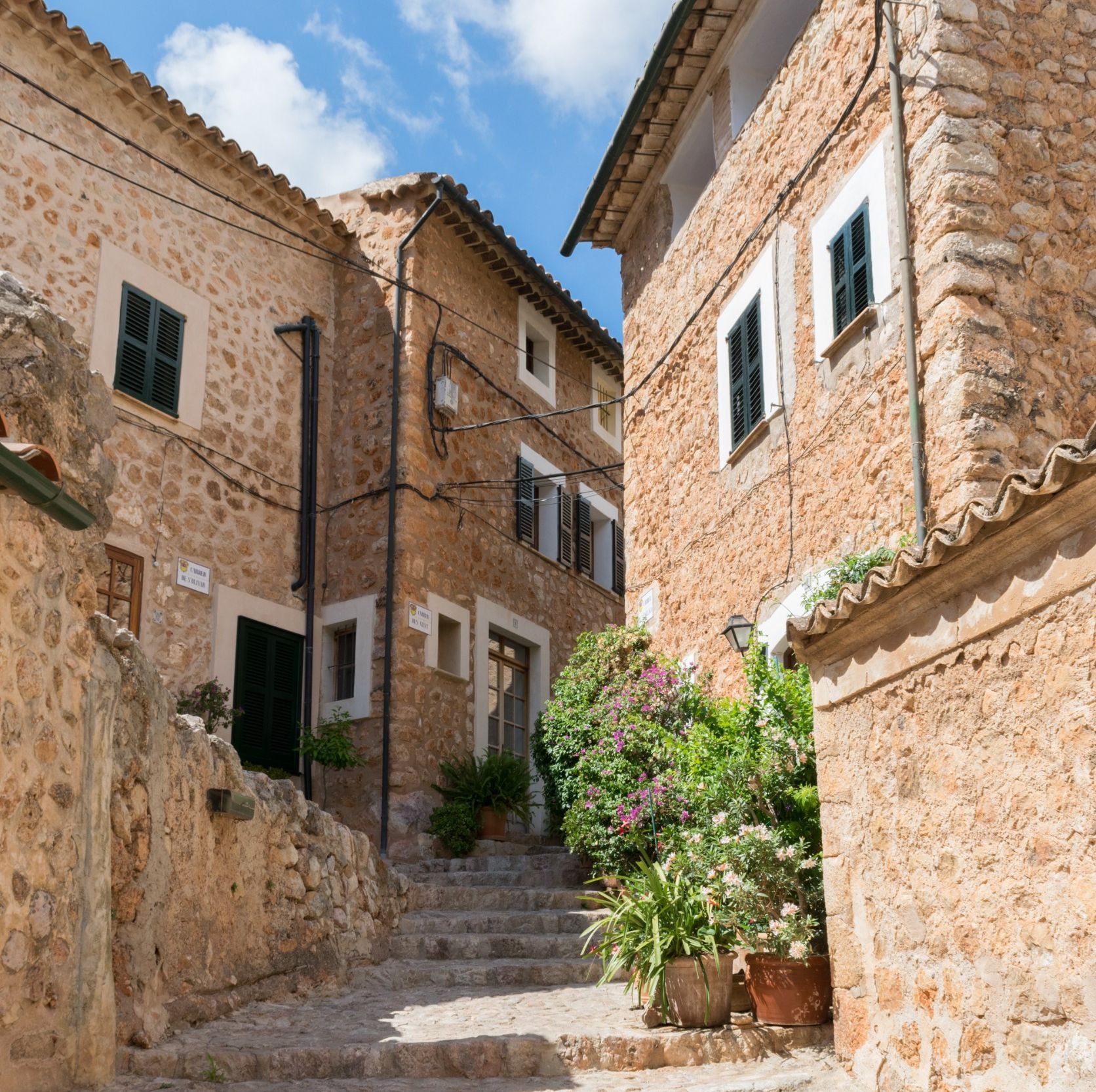 Un callejón estrecho entre dos edificios de piedra