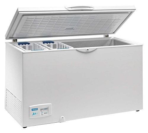 Congelador horizontal blanco con la tapa abierta, mostrando el interior y las cestas de almacenamiento.