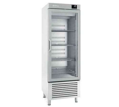 Un refrigerador comercial alto y blanco con puerta de vidrio, estantes de metal y pantalla digital de temperatura.