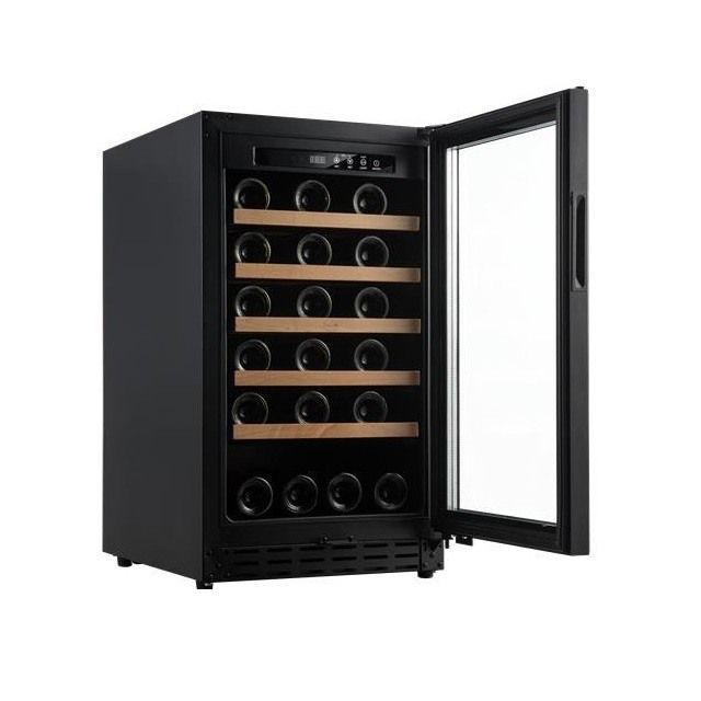 Enfriador de vino negro con puerta de vidrio abierta, que muestra botellas de vino en estantes de madera.