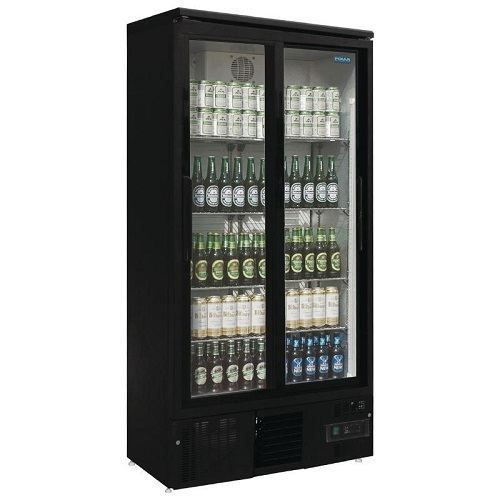 Frigorífico comercial negro de doble puerta lleno de latas y botellas de cerveza y refrescos.