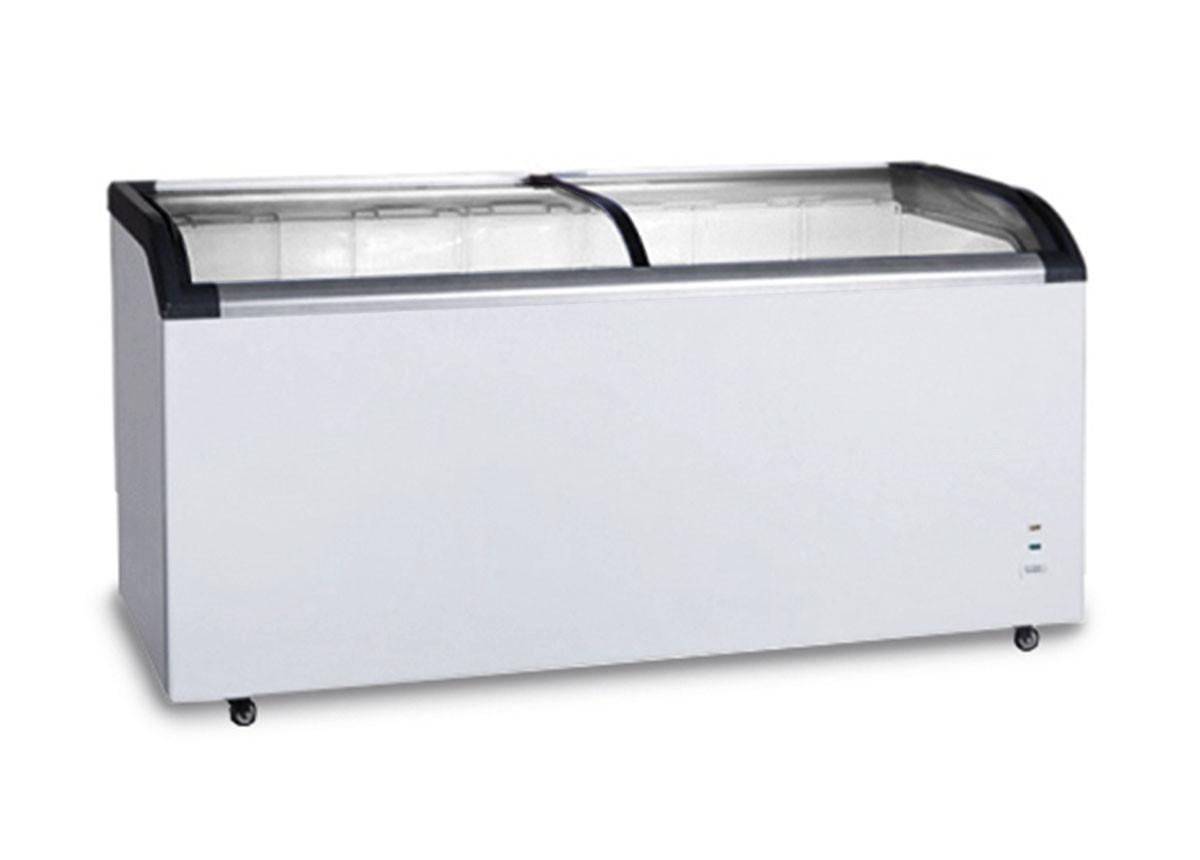 Congelador horizontal blanco con puertas de cristal curvadas.