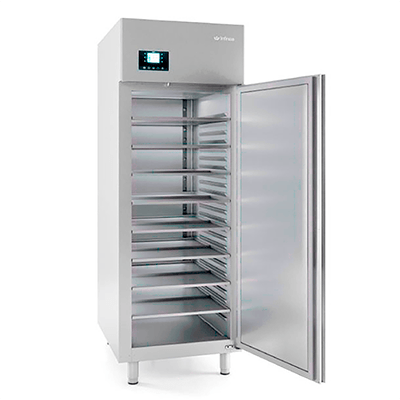 Congelador comercial de acero inoxidable con puerta abierta y múltiples estantes. Panel de control visible en la parte superior.