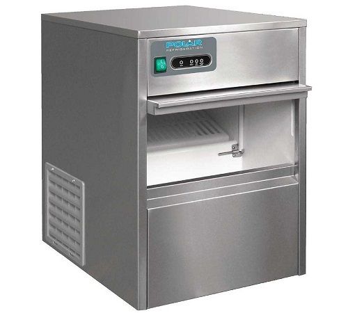 Máquina de hielo comercial de acero inoxidable con puerta de acceso abierta.