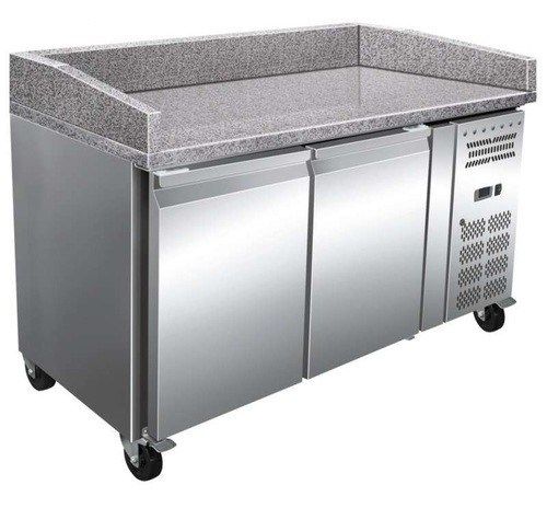 Refrigerador comercial de acero inoxidable con encimera gris, dos puertas y ventilación lateral.