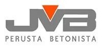 JVB-logo, jossa on harmaat kirjaimet, oranssi kolmio ja alla teksti ”Perusta Betonista”