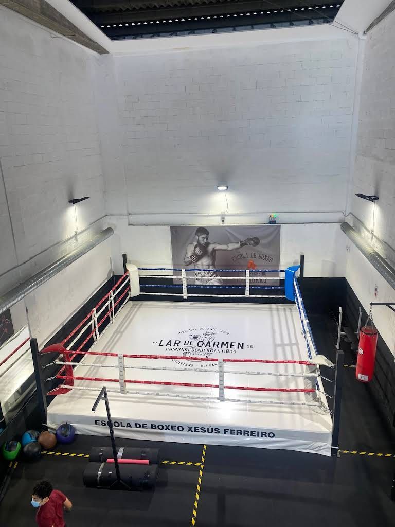 Una vista aérea de un ring de boxeo en un gimnasio.