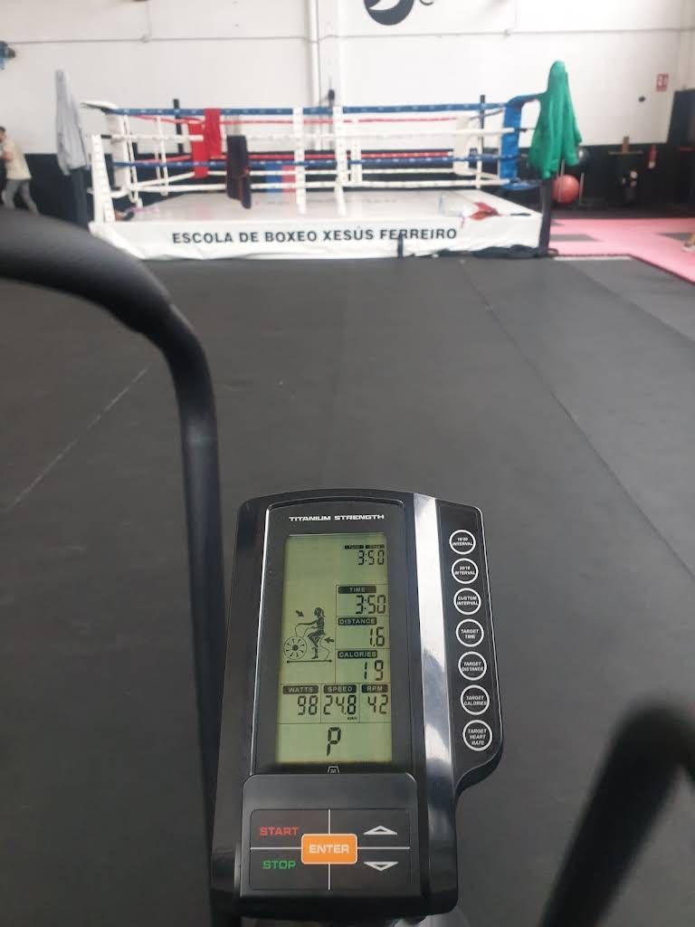 Un ring de boxeo está al fondo de un gimnasio.