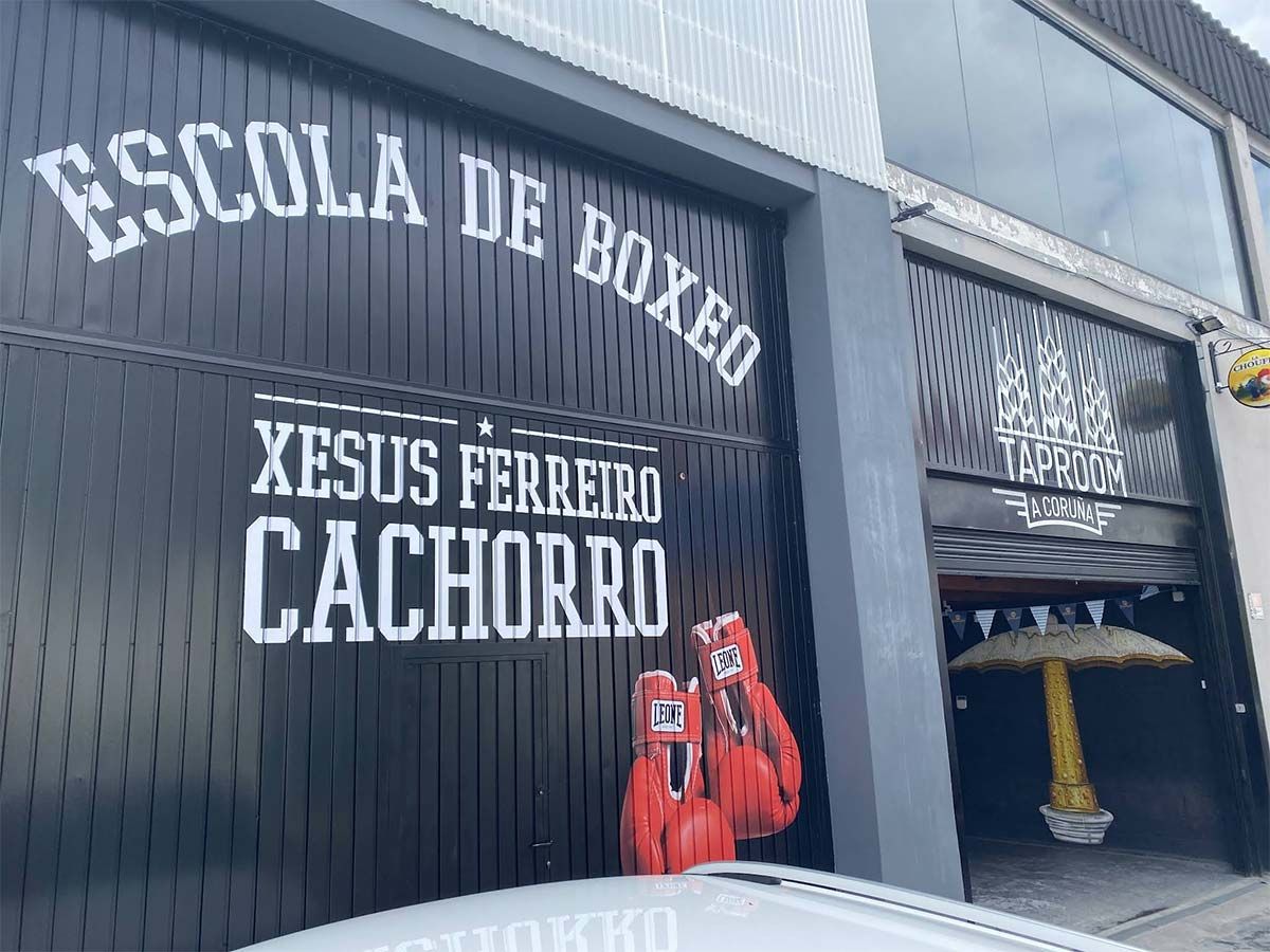Un edificio negro con un cartel que dice escuela de boxeo.