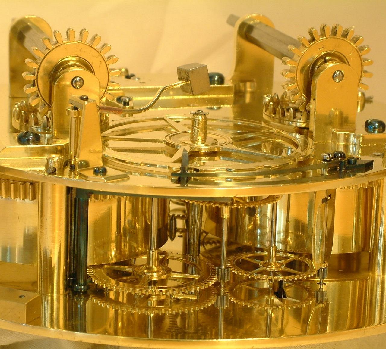 Mécanisme d'horlogerie mécanique en laiton doré avec engrenages et cylindres polis