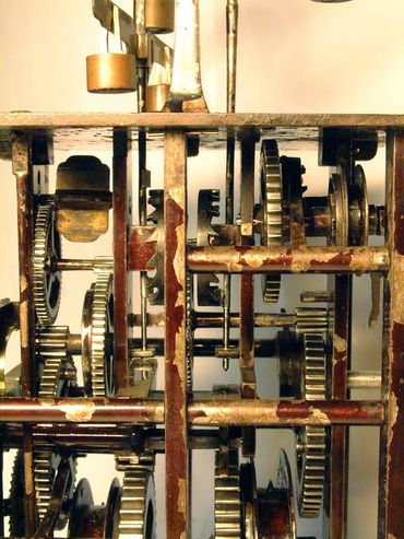 Gros plan sur des engrenages et des pièces mécaniques rouillées dans un vieux mécanisme de machine ou d'horloge.
