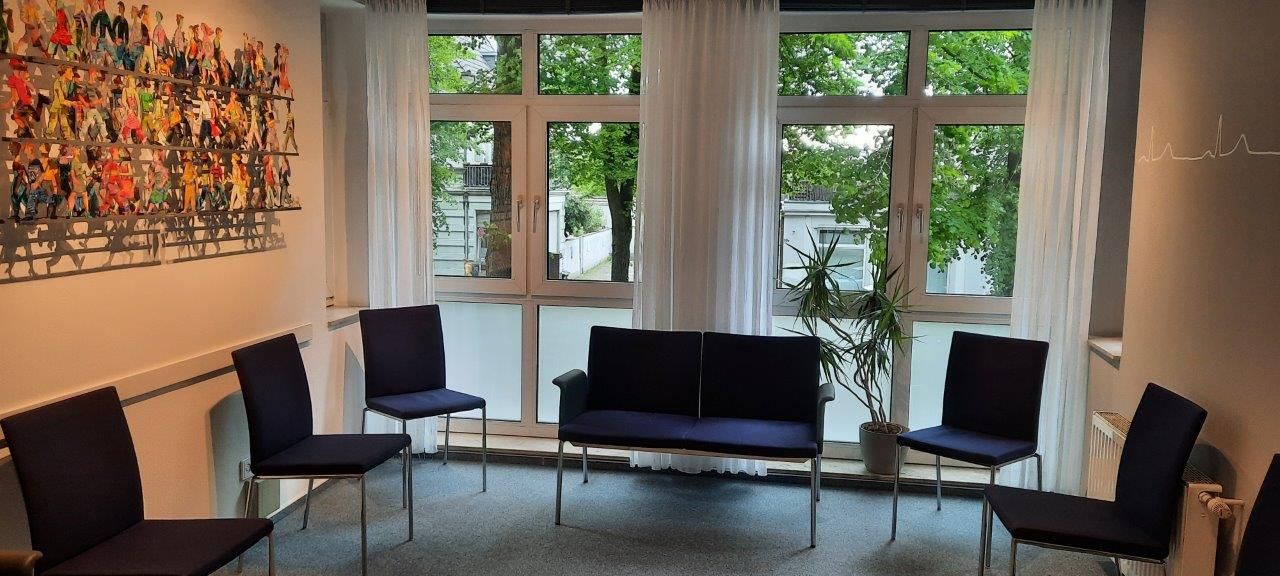 Raum mit Stühlen, Kardiologische Gemeinschaftspraxis Dr. med. Ralph Sprenger Peter Sondermann