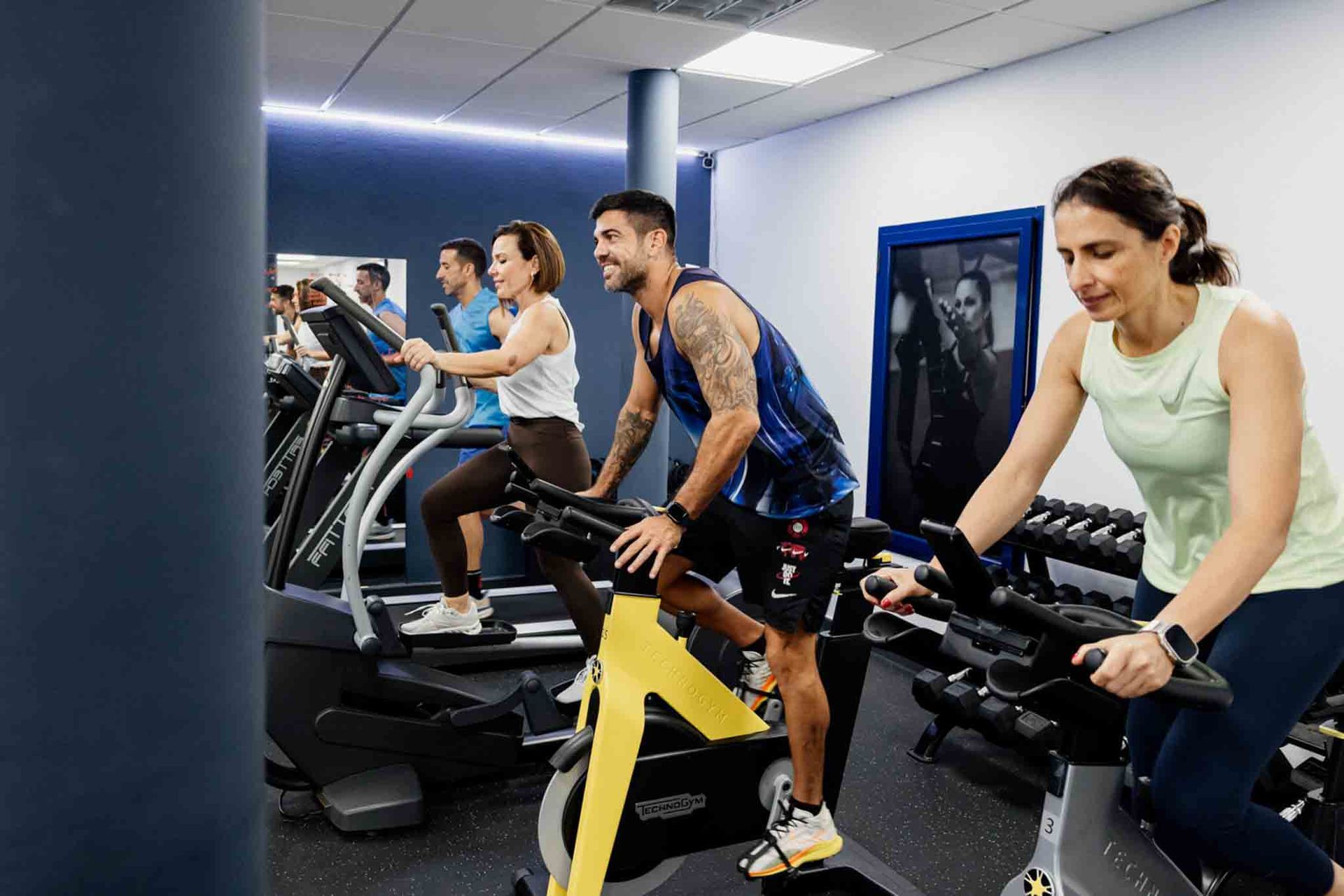 Personas haciendo ejercicio en un gimnasio.