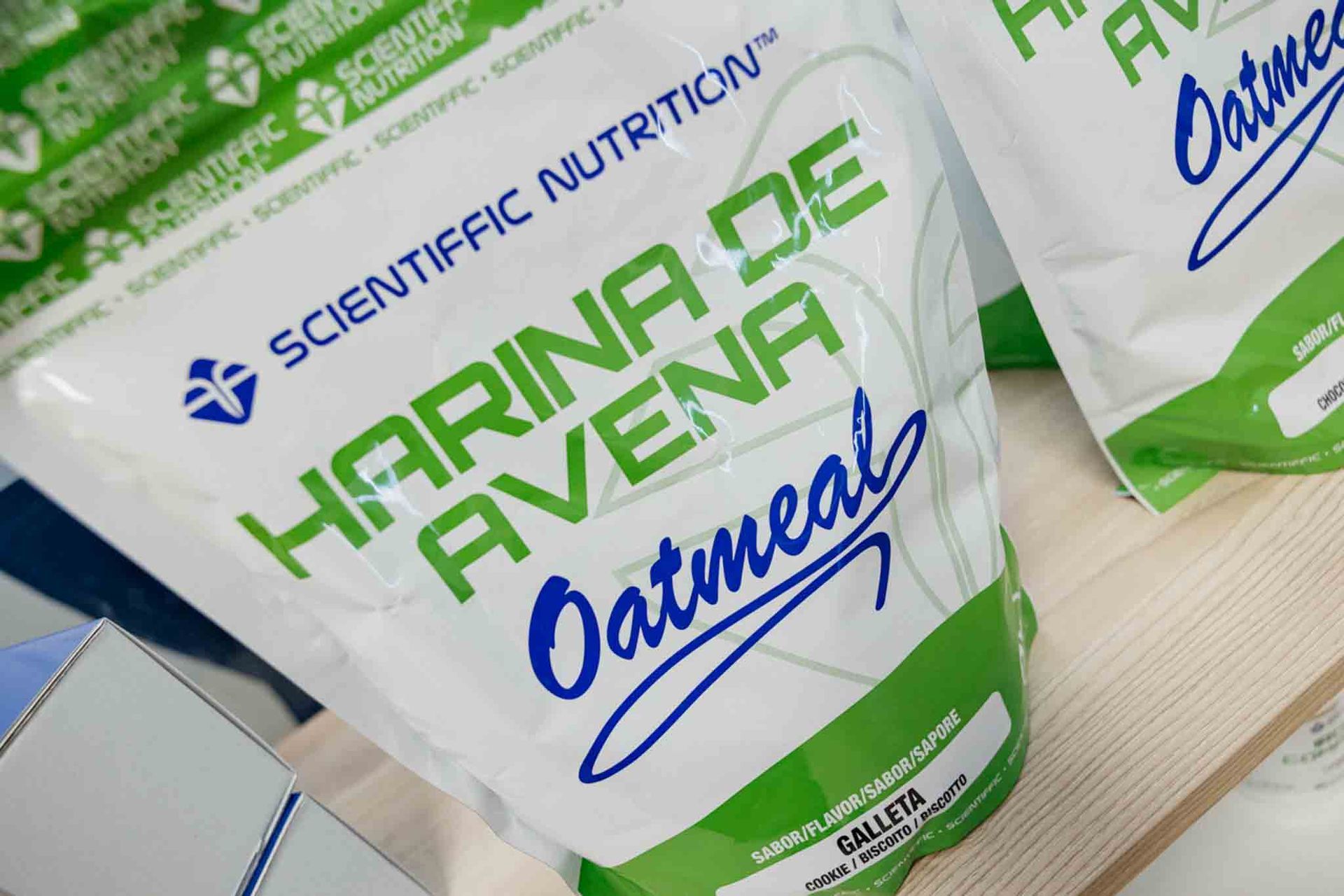 Una bolsa de “Harina de Avena” de Scientific Nutrition en empaque verde y blanco.