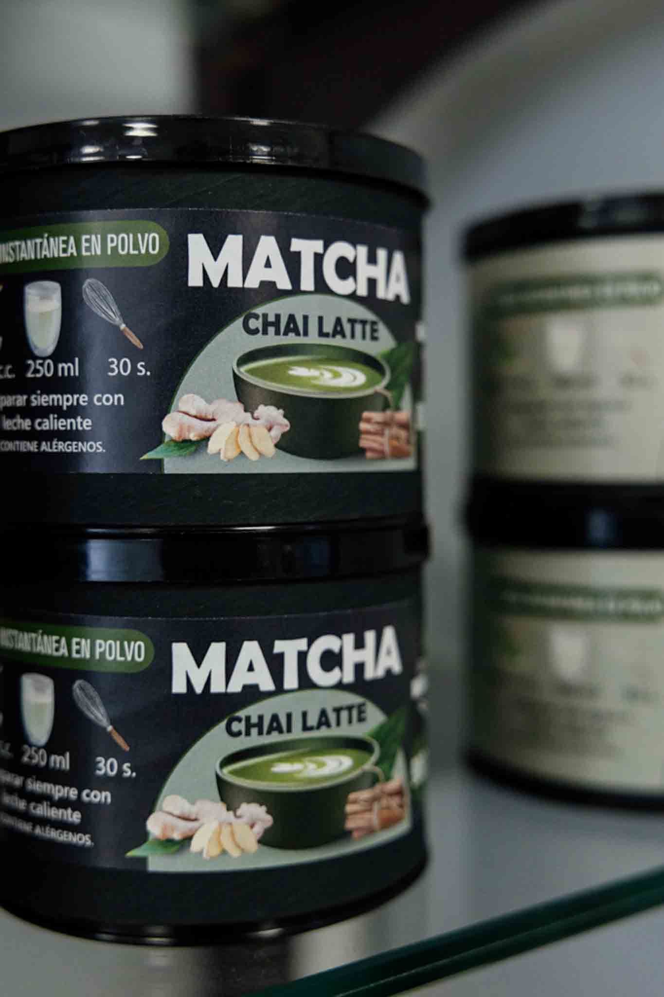 Pila de botes verde oscuro con la etiqueta 