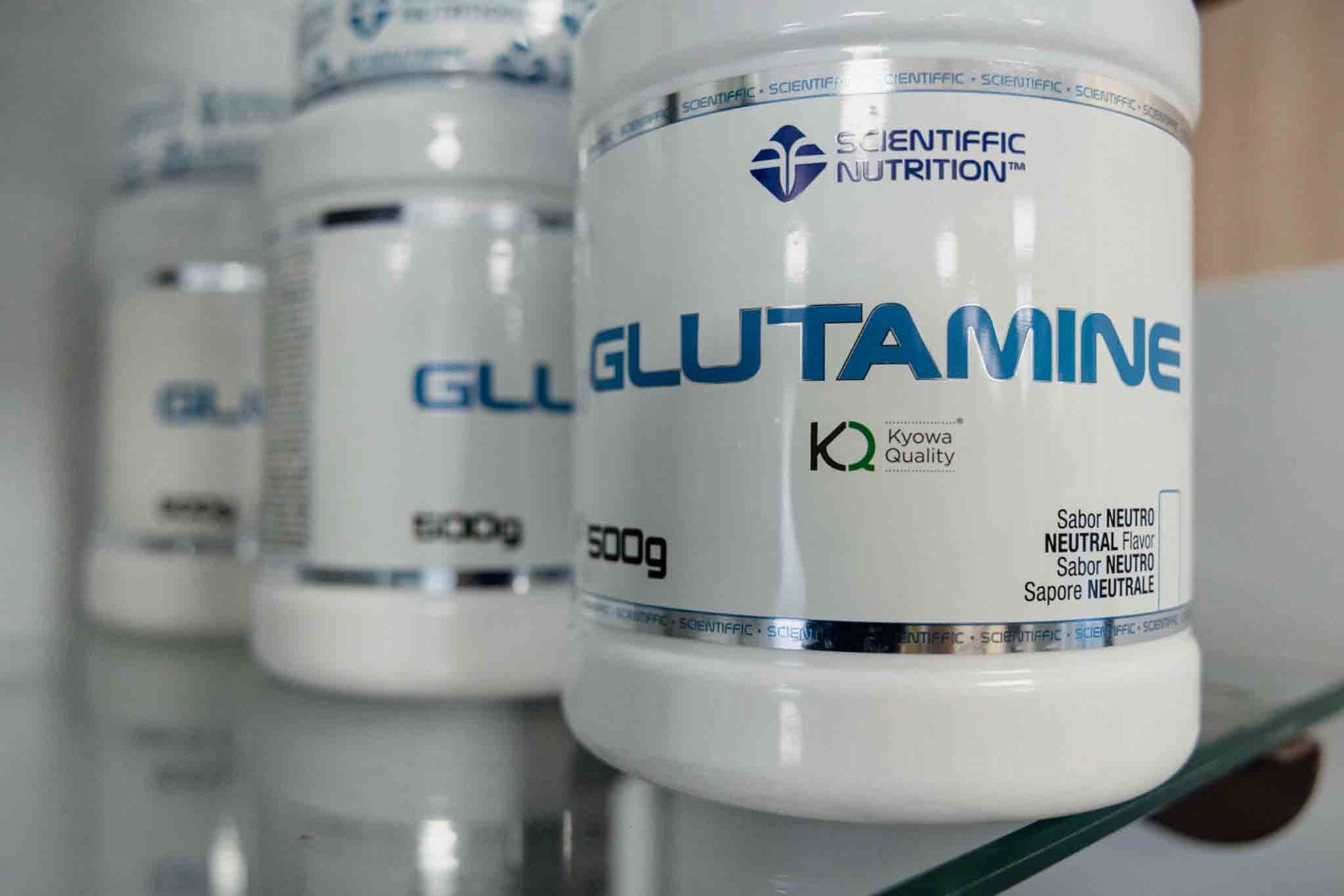 Tres botellas blancas de suplemento dietético 