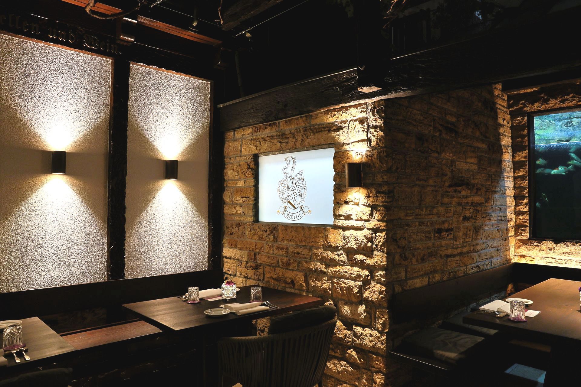 Ein Raum mit einer Ziegelwand und Tischen und Stühlen