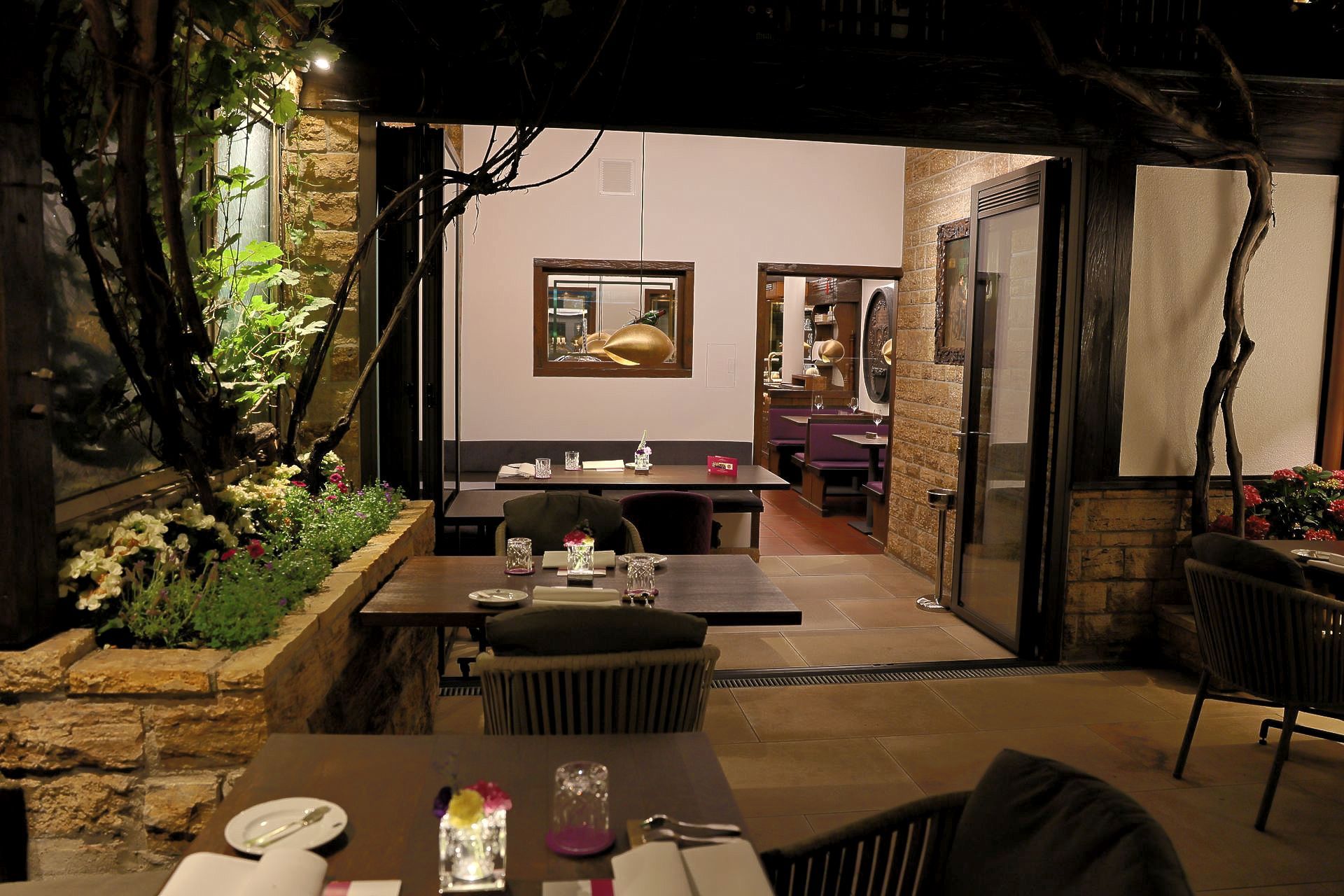 Ein Restaurant mit Tischen und Stühlen und einem Spiegel an der Wand