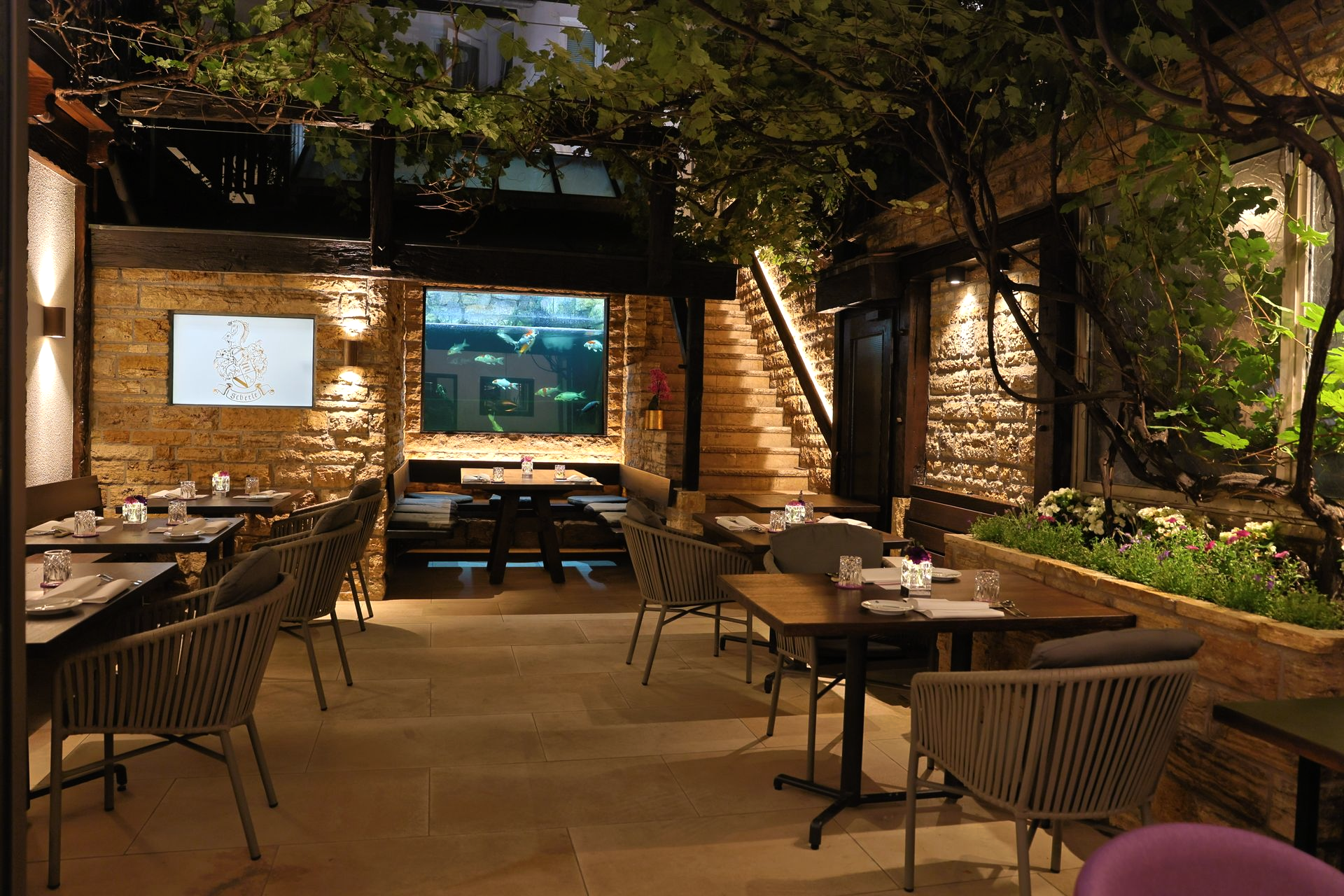 Das Innere eines Restaurants mit Tischen und Stühlen