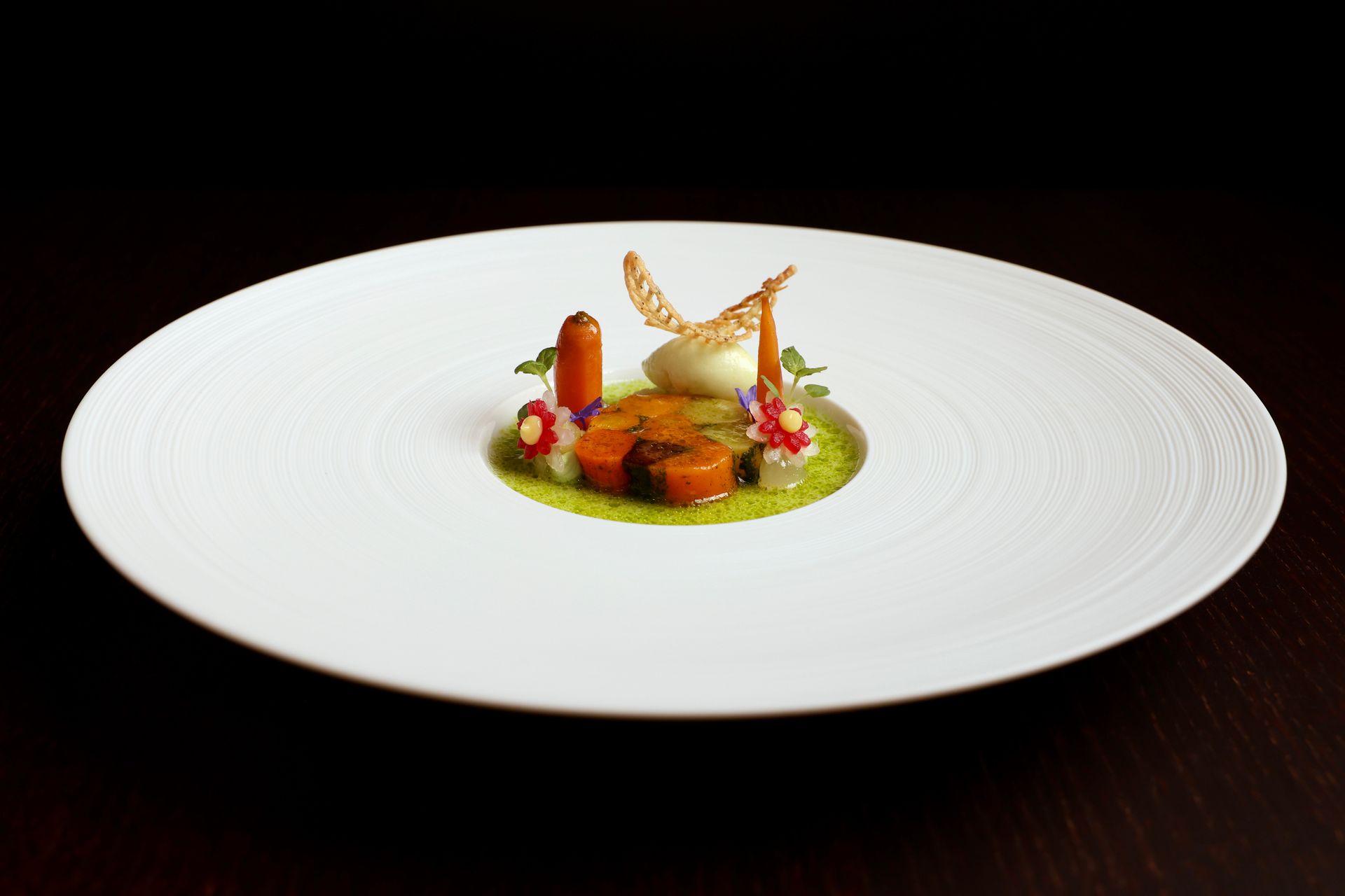 Ein Teller mit Essen und einer Blume darauf