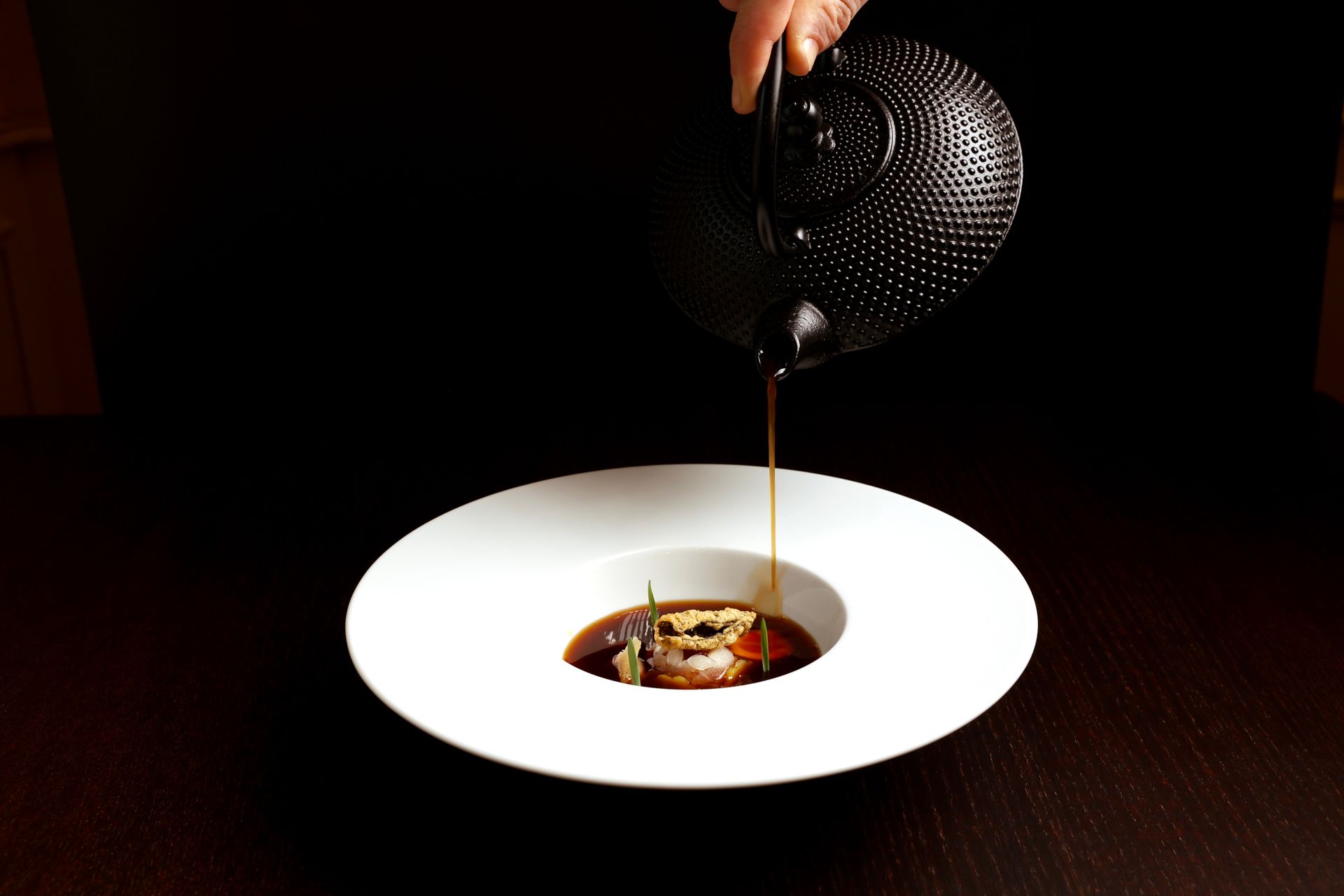 Ein weißer Teller mit einem Dessert darauf auf einem Tisch
