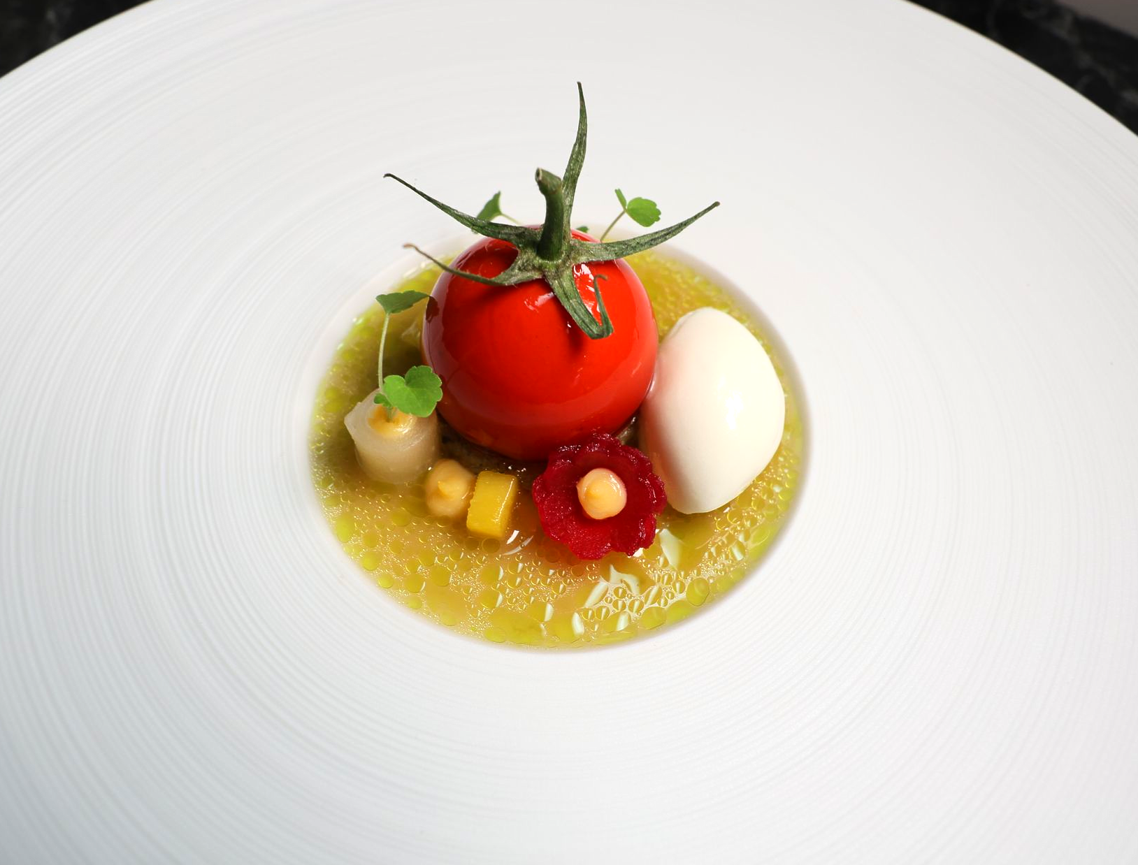 Ein Teller mit Essen und einer Blume darauf