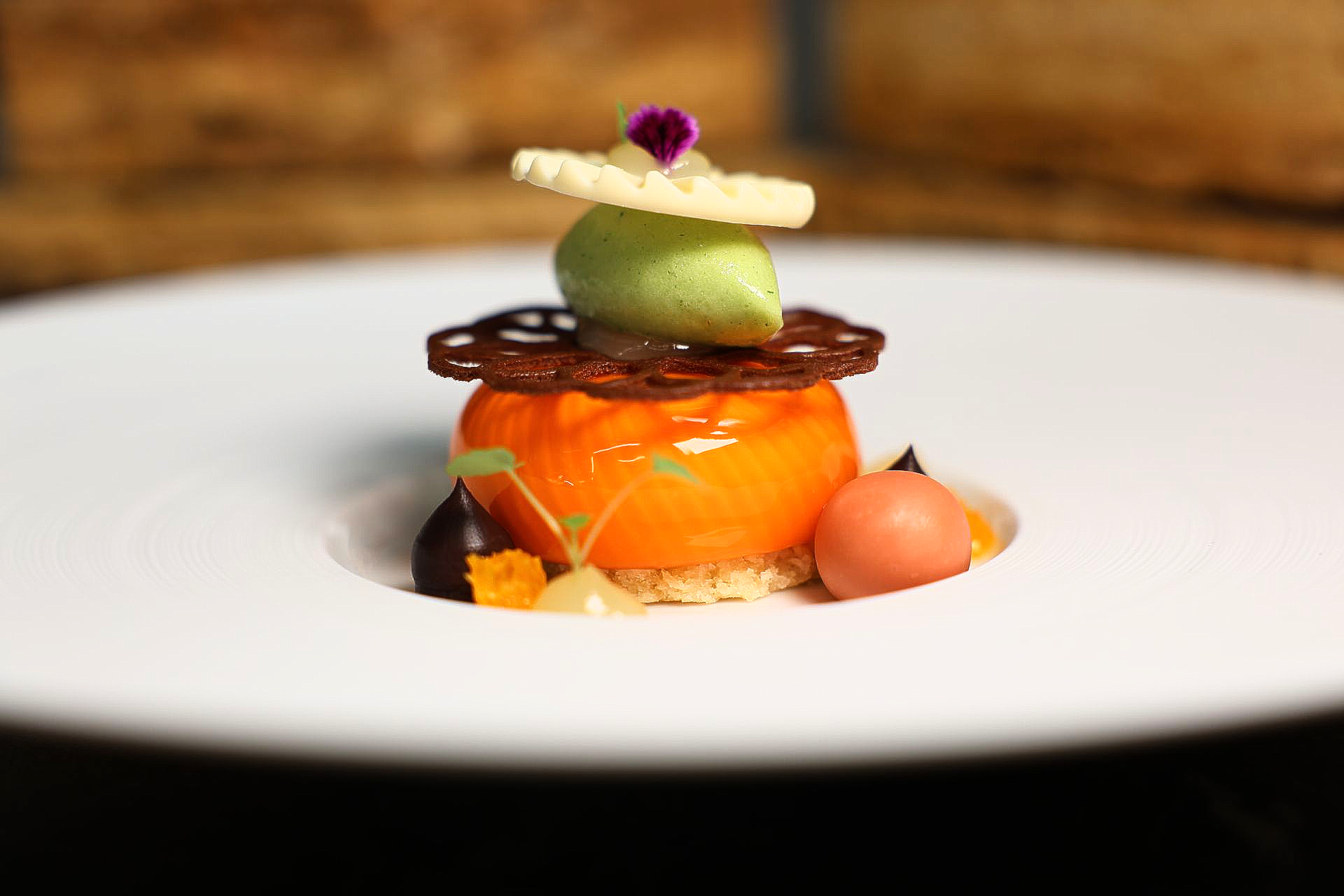 Ein weißer Teller mit einem Schokoladendessert und Erdbeeren