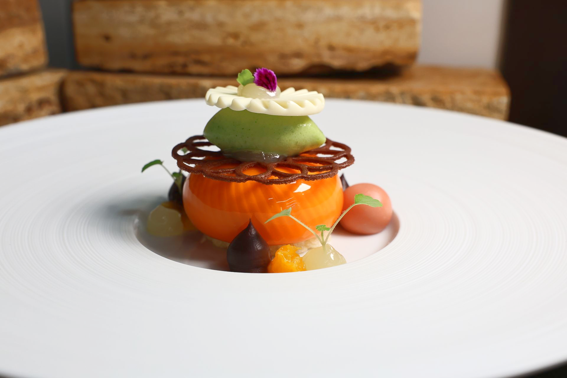 Ein weißer Teller mit einem Dessert darauf