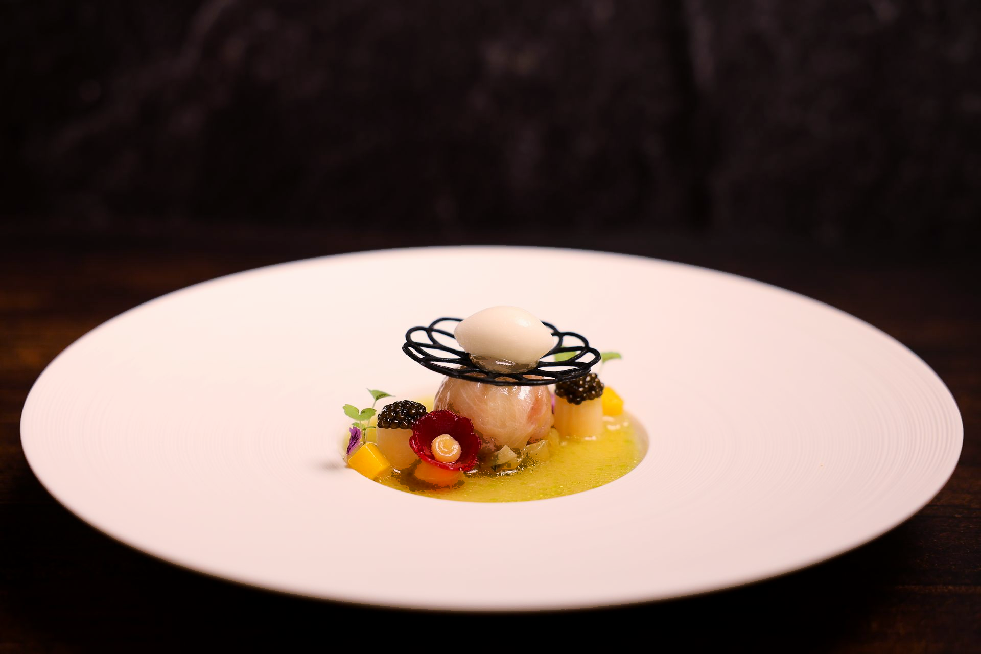 Eine Nahaufnahme eines Tellers mit Essen auf einem Tisch