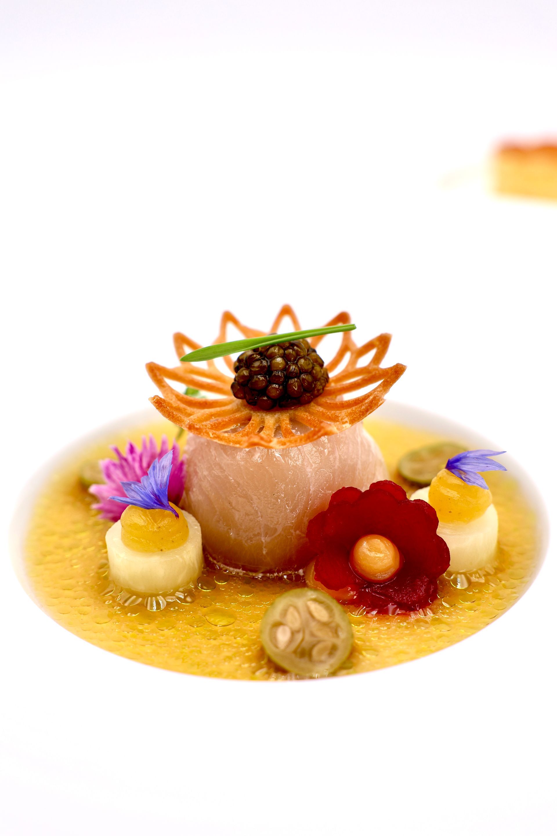 Ein weißer Teller mit einem Stück Essen darauf