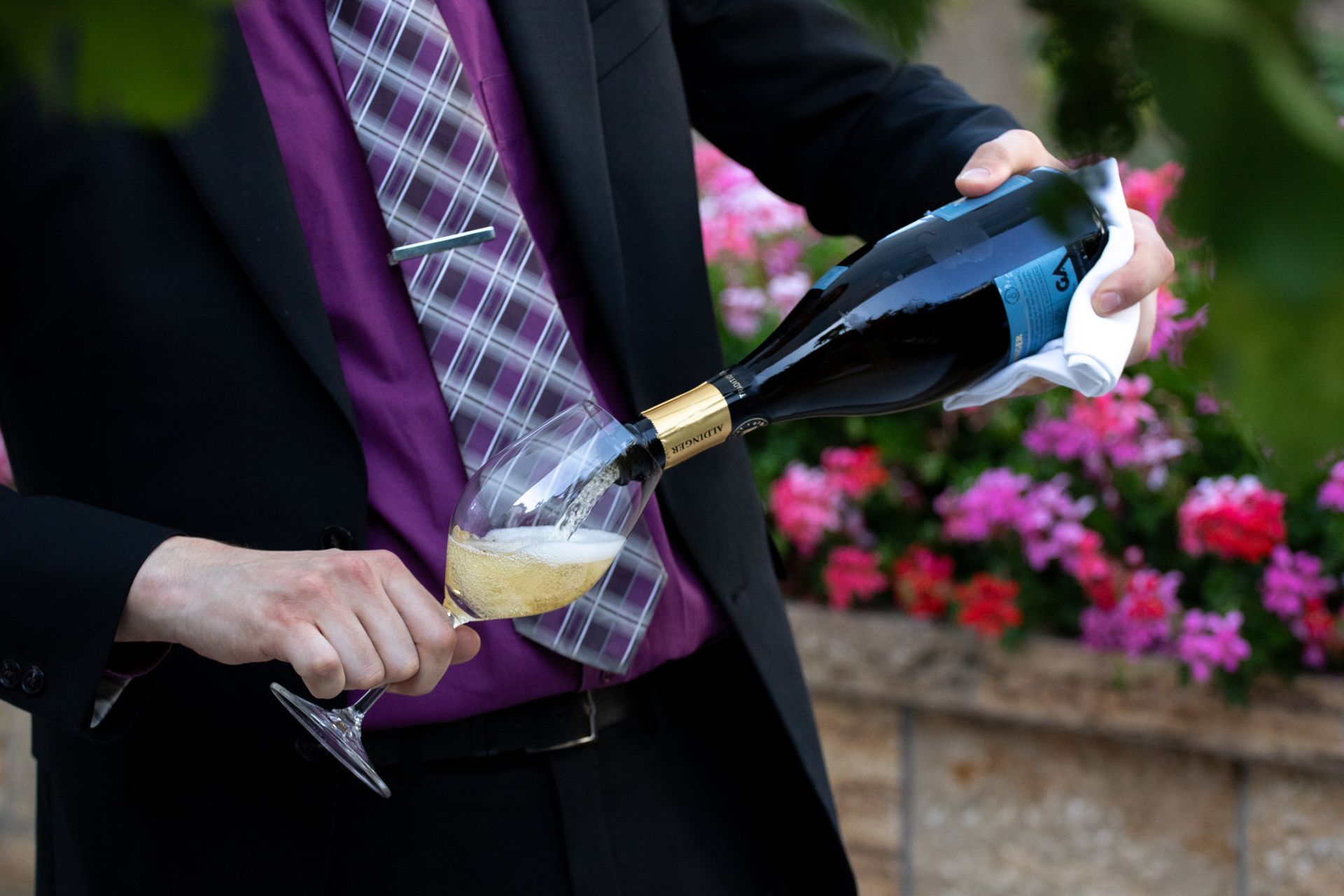 Ein Tisch mit einem Glas Wein und Cupcakes darauf