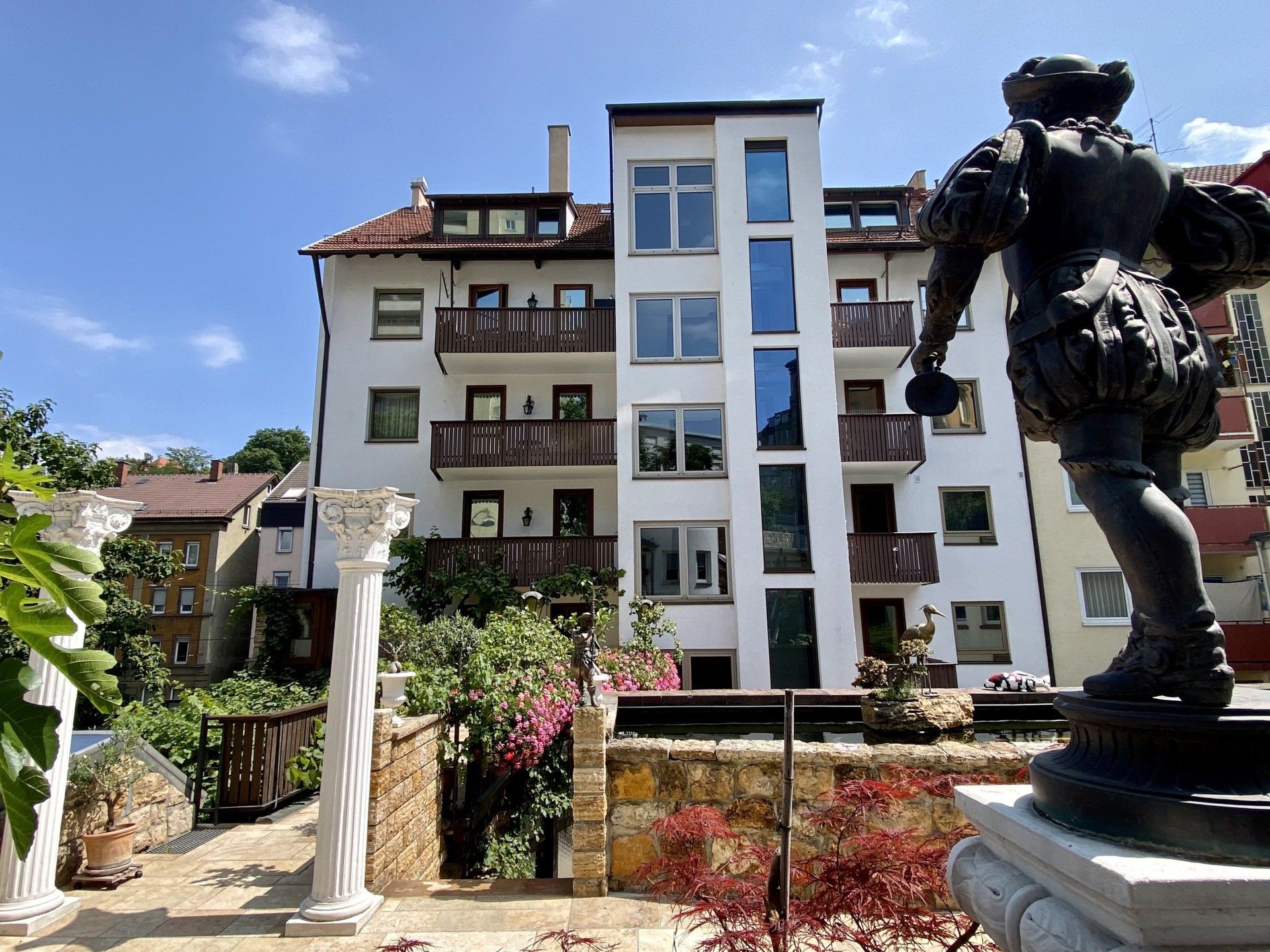 Eine Statue vor einem Gebäude mit Balkonen