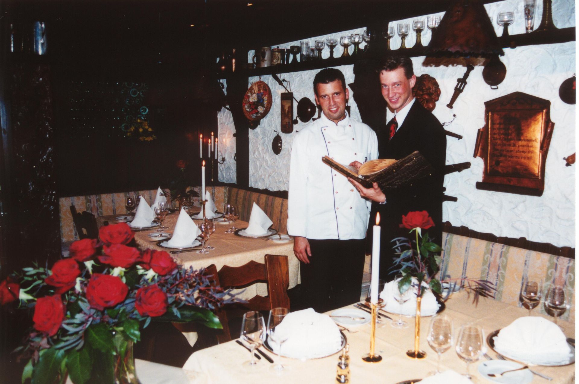 Zwei Männer stehen vor einem Tisch in einem Restaurant