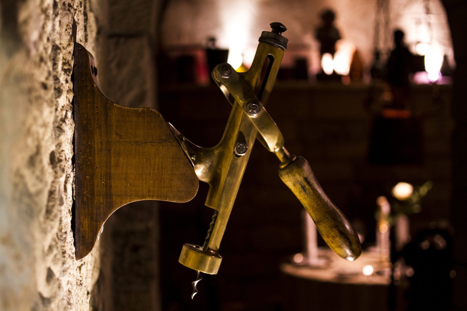 Ein Messingobjekt ist an einer Wand in einem dunklen Raum befestigt