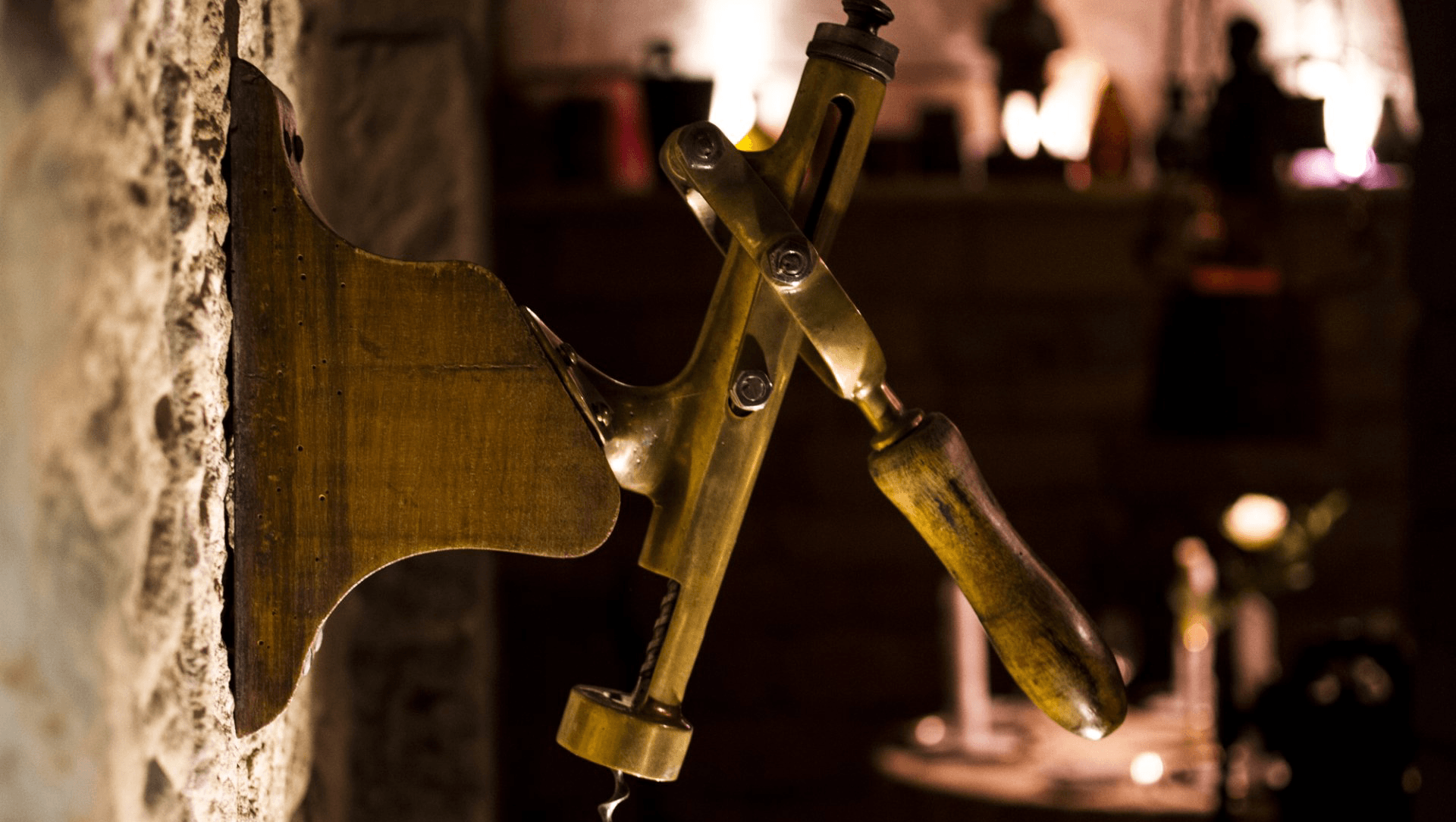 Ein Kreuz hängt an einer Wand in einem dunklen Raum